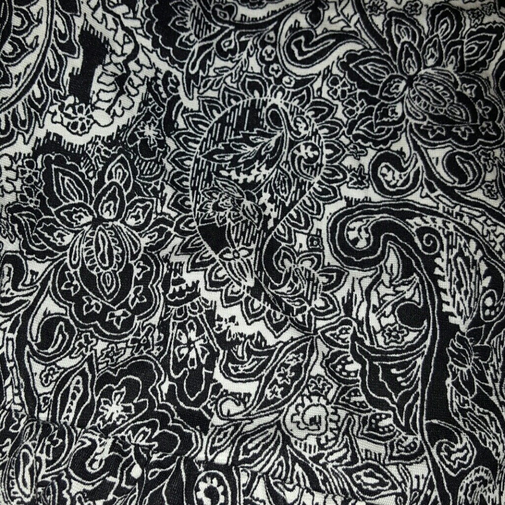 Torrid Paisely Black White Blouse 2 - Picture 5 of 5